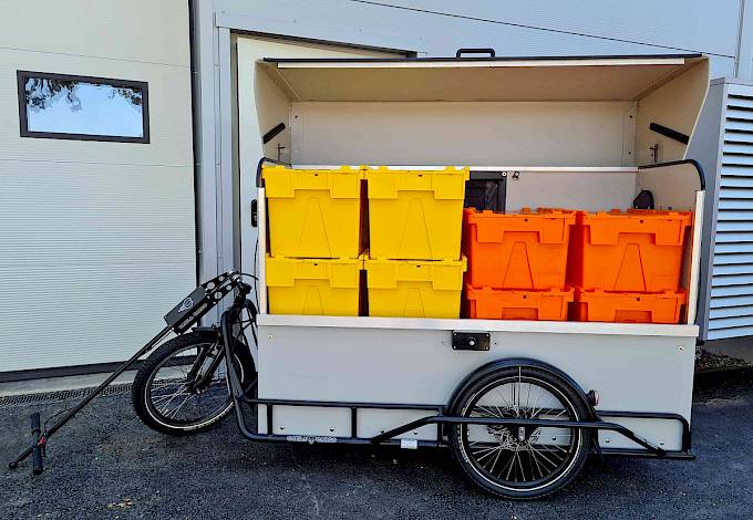Smart, strong and secure cargo bike trailer with overrun brake