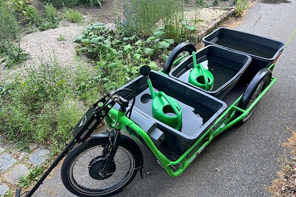 Arrosage à l'aide d'une remorque à vélo